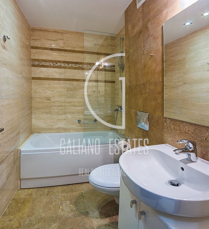 Апартамент с три спални в представителна сграда - 0