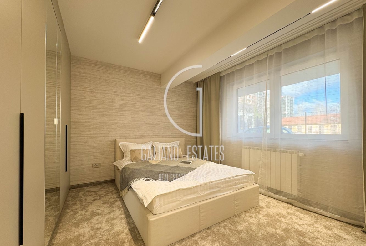 Стилен нов апартамент с двор в затворен комплекс - 0