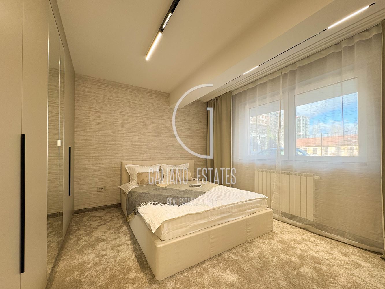 Стилен нов апартамент с двор в затворен комплекс - 0