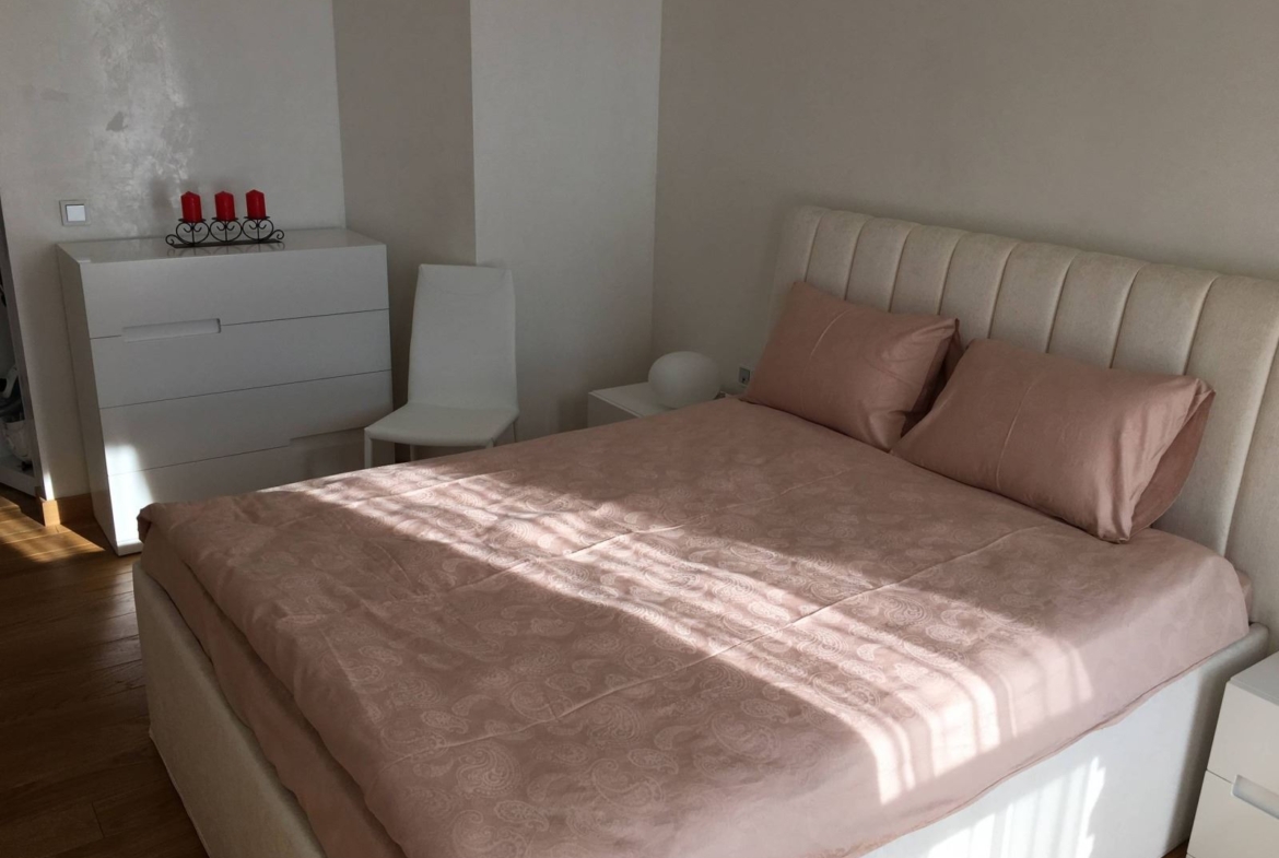 Апартамент с една спалня в представителна сграда - 0