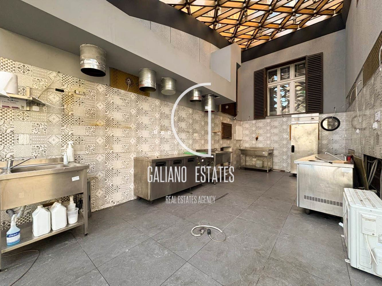 Самостоятелен имот, подходящ за заведение и шоурум-0 Самостоятелен имот, подходящ за заведение и шоурум - 0