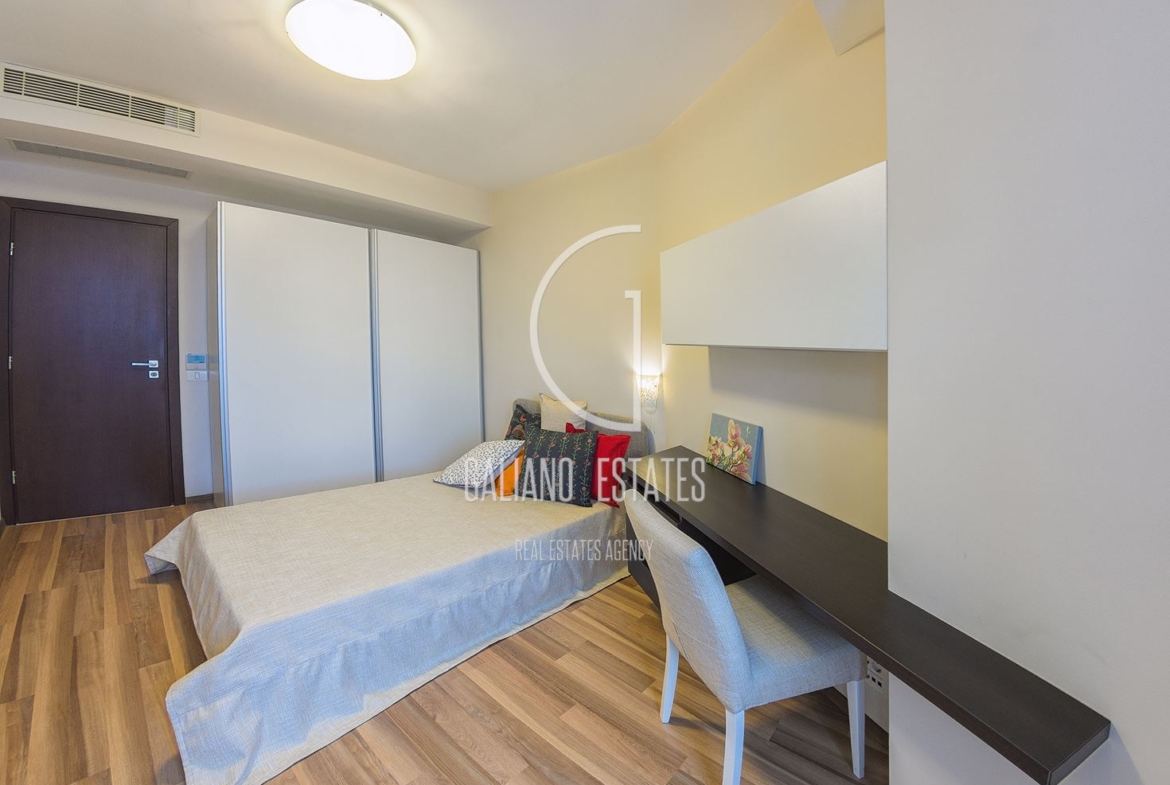 Апартамент с три спални в представителна сграда - 0