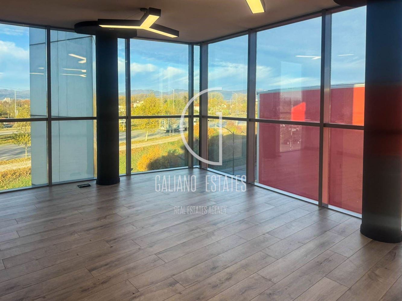 Светъл и функционален офис с панорамна гледка в кв. Враждебна - 0