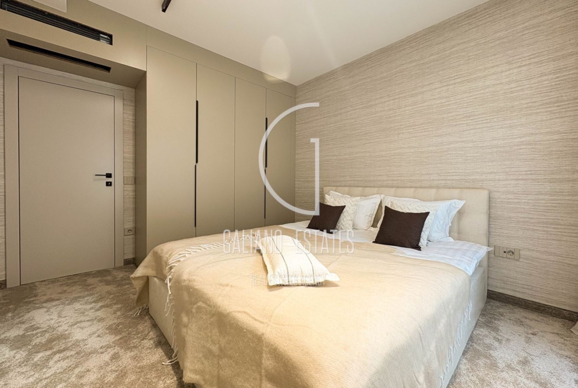 Стилен нов апартамент с двор в затворен комплекс - 0