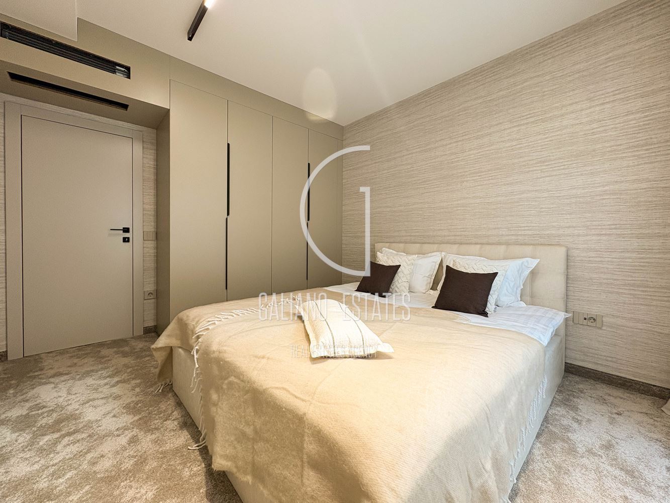 Стилен нов апартамент с двор в затворен комплекс - 0