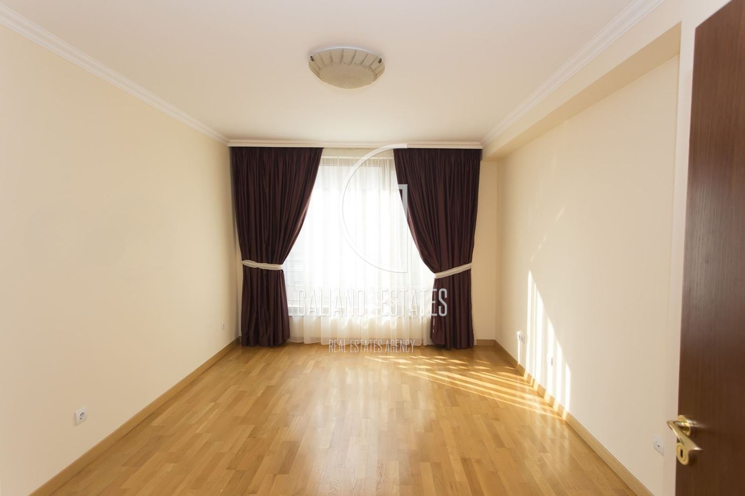 Просторен апартамент в кв.Изток - 0