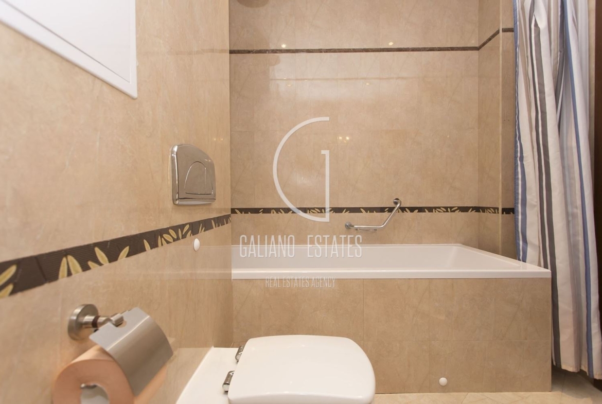 Просторен апартамент в кв.Изток - 0