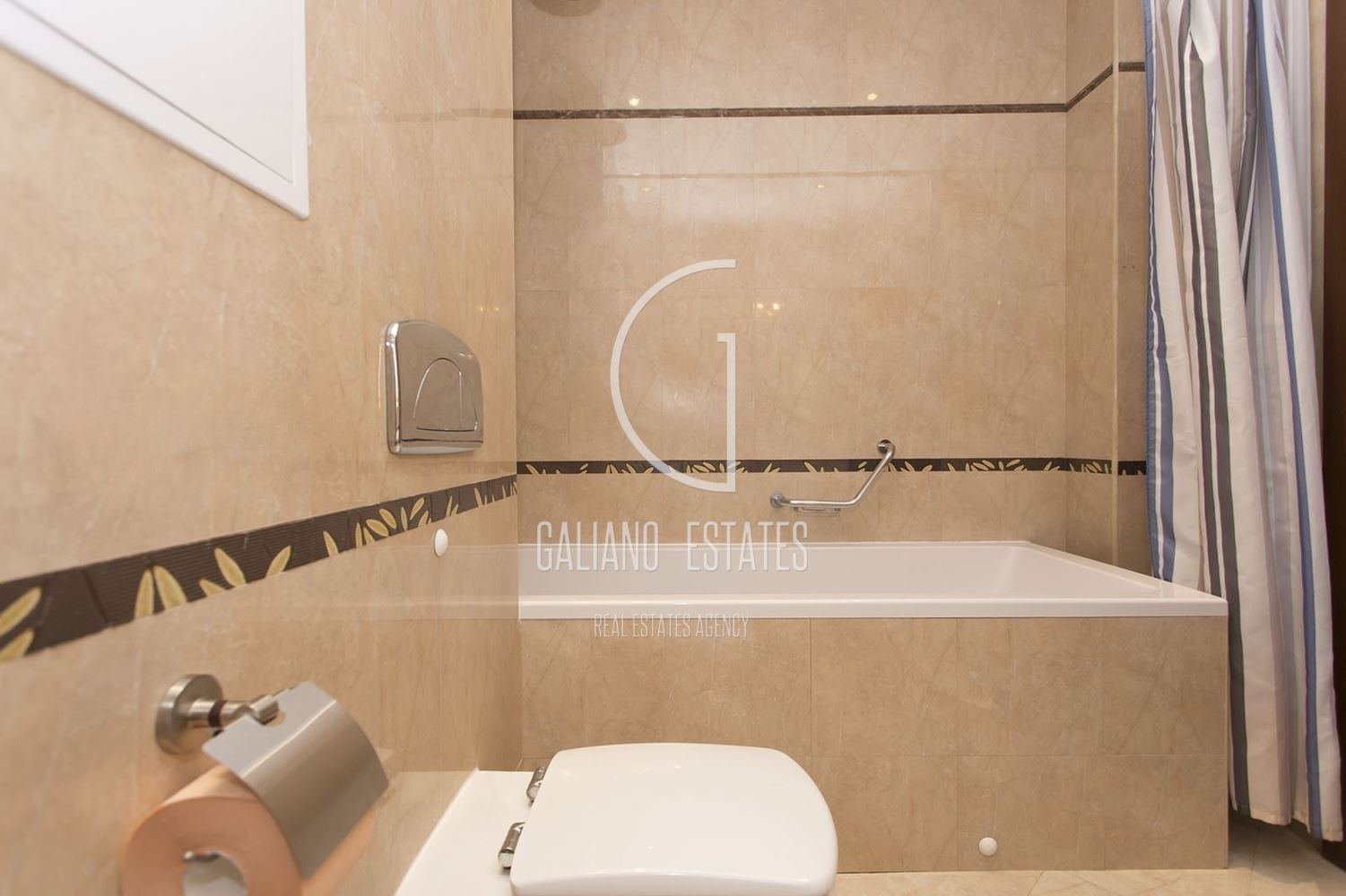 Просторен апартамент в кв.Изток - 0