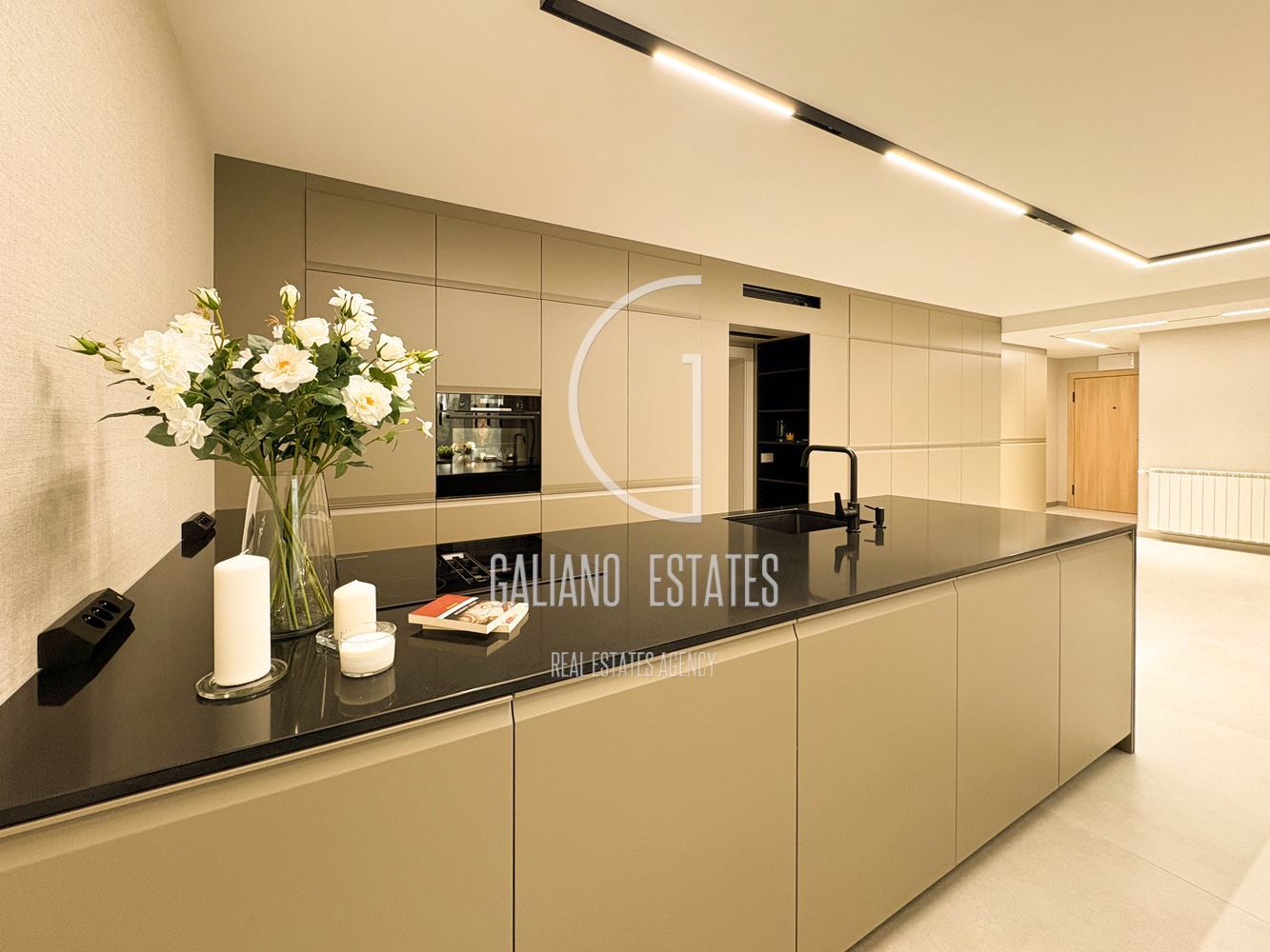 Стилен нов апартамент с двор в затворен комплекс - 0