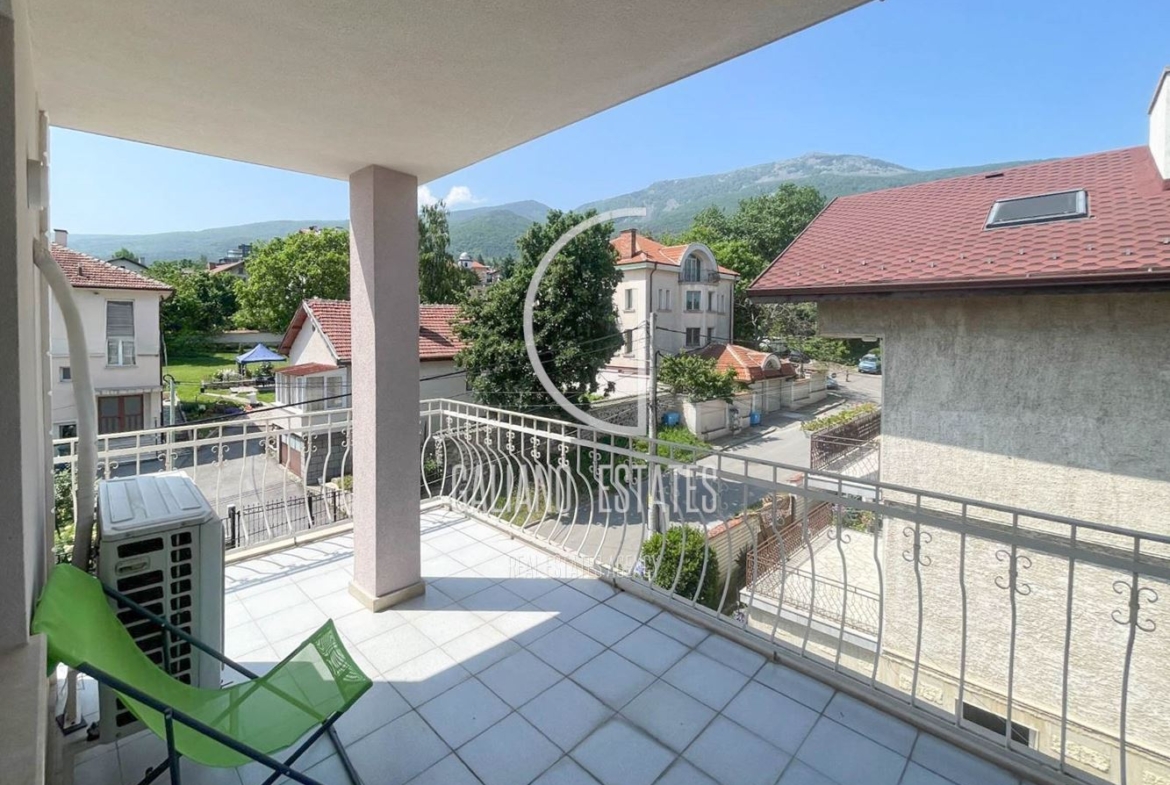 Просторен тристаен апартамент в кв. Драгалевци - 0