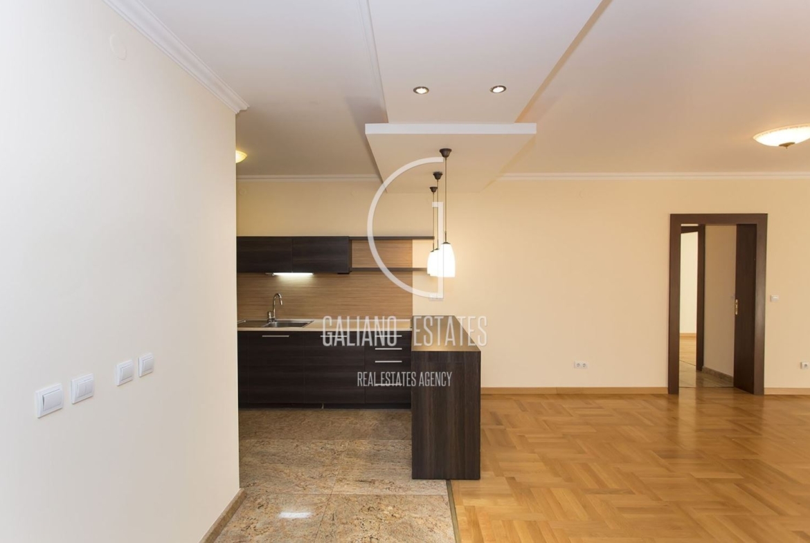 Просторен апартамент в кв.Изток - 0