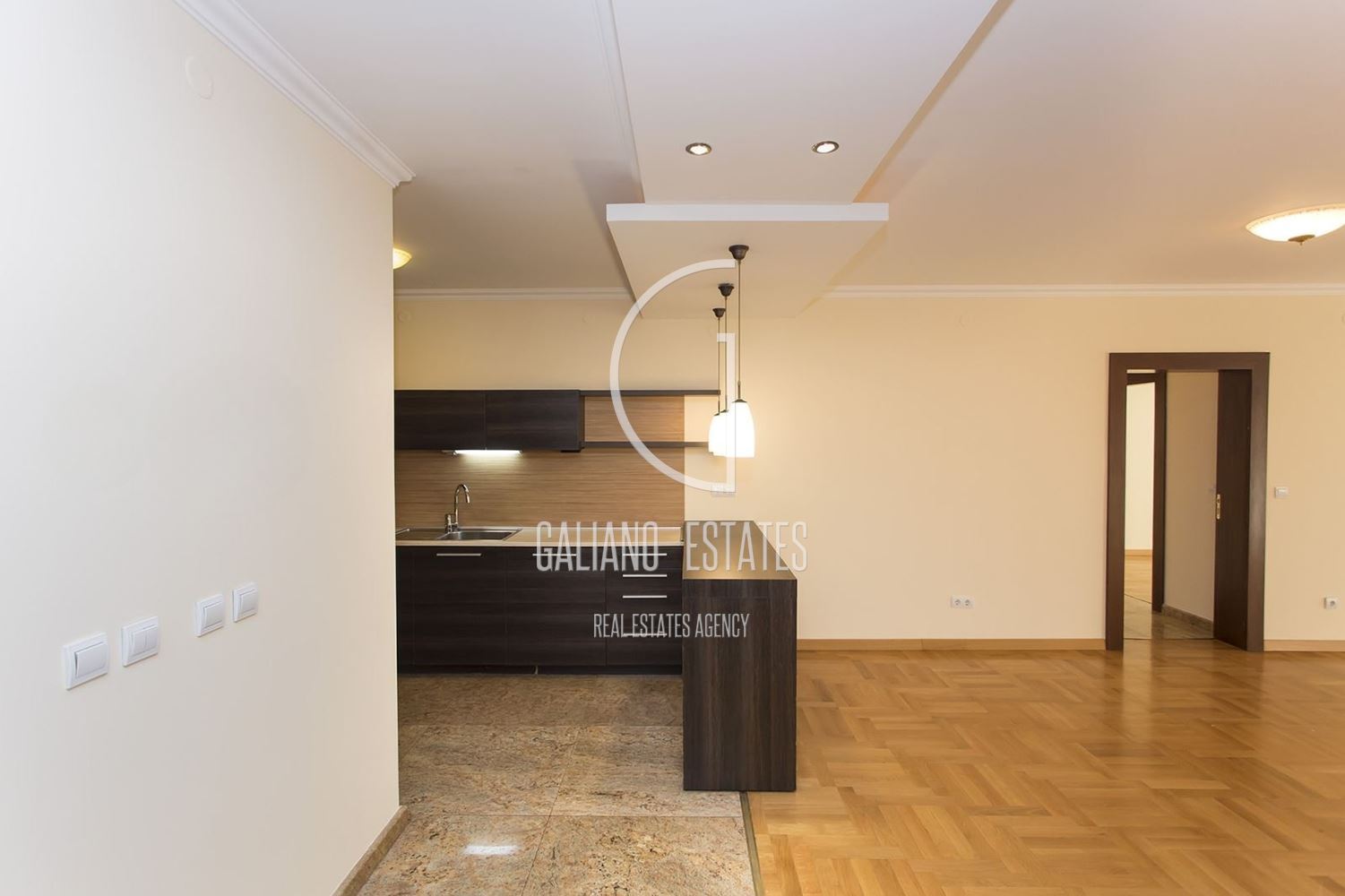 Просторен апартамент в кв.Изток - 0