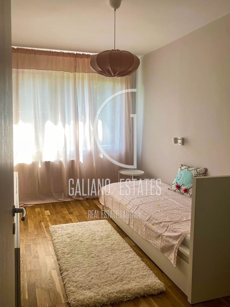 Ремонтиран и обзаведен тристаен апартамент на ул. „Оборище“ - 0