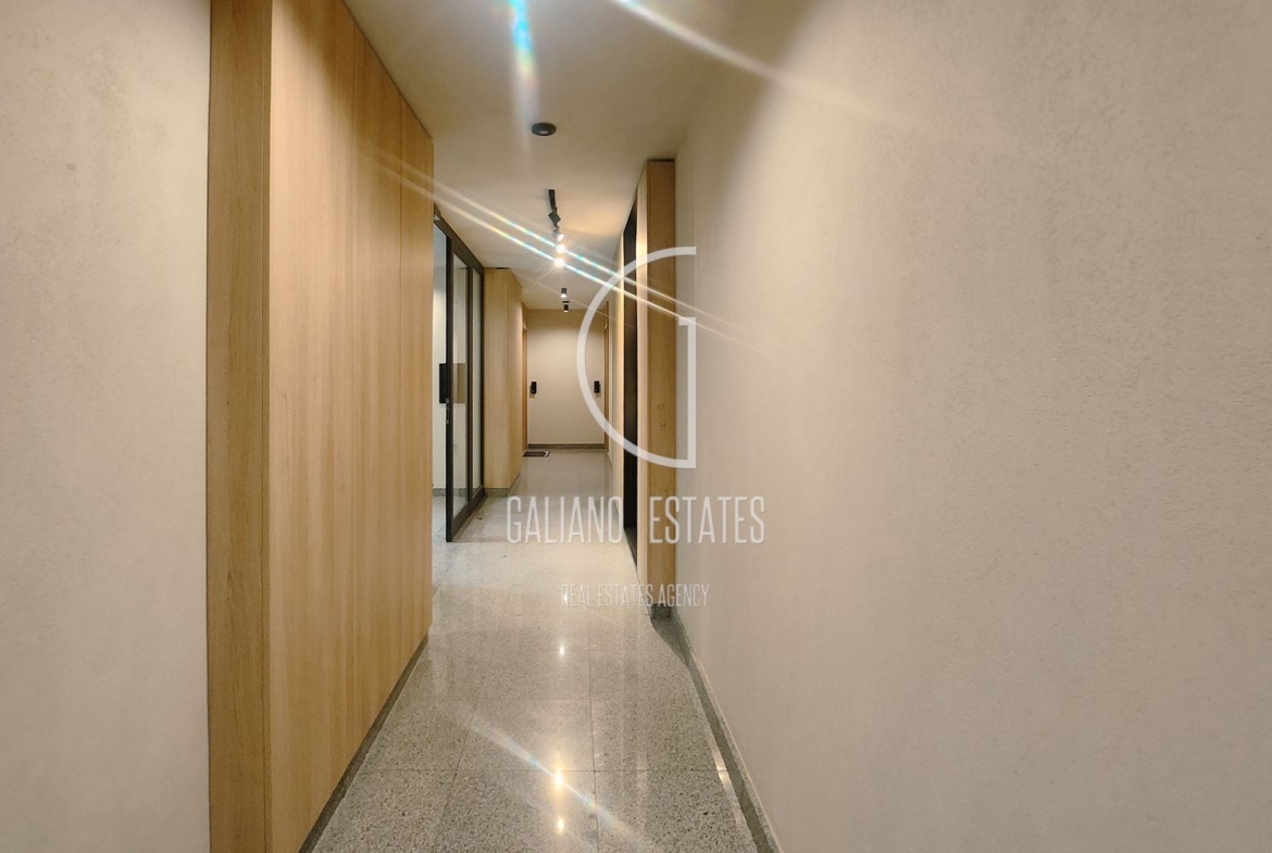 Стилен нов апартамент с двор в затворен комплекс - 0