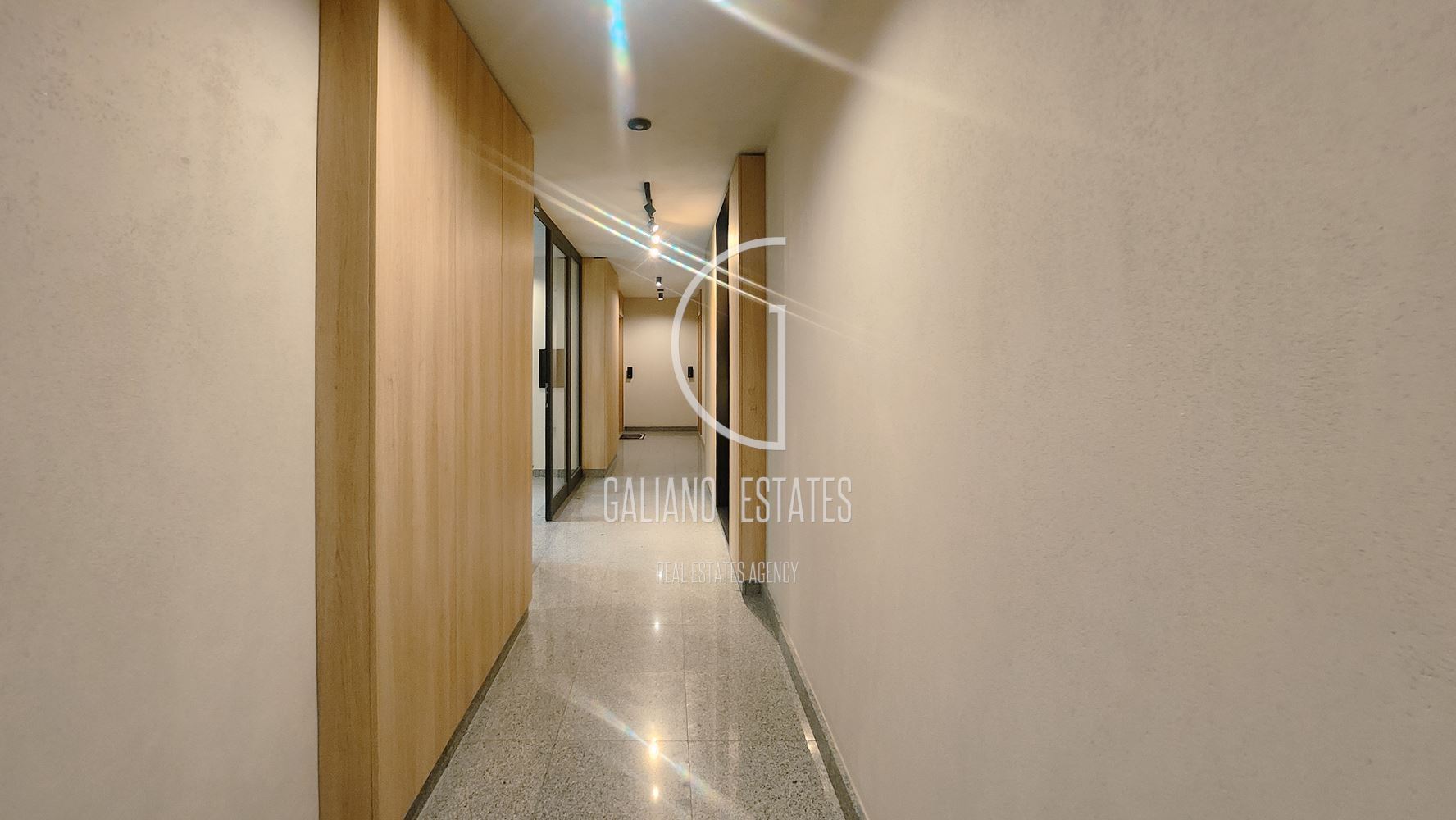 Стилен нов апартамент с двор в затворен комплекс - 0