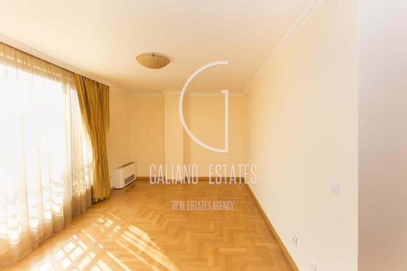 Просторен апартамент в кв.Изток - 0