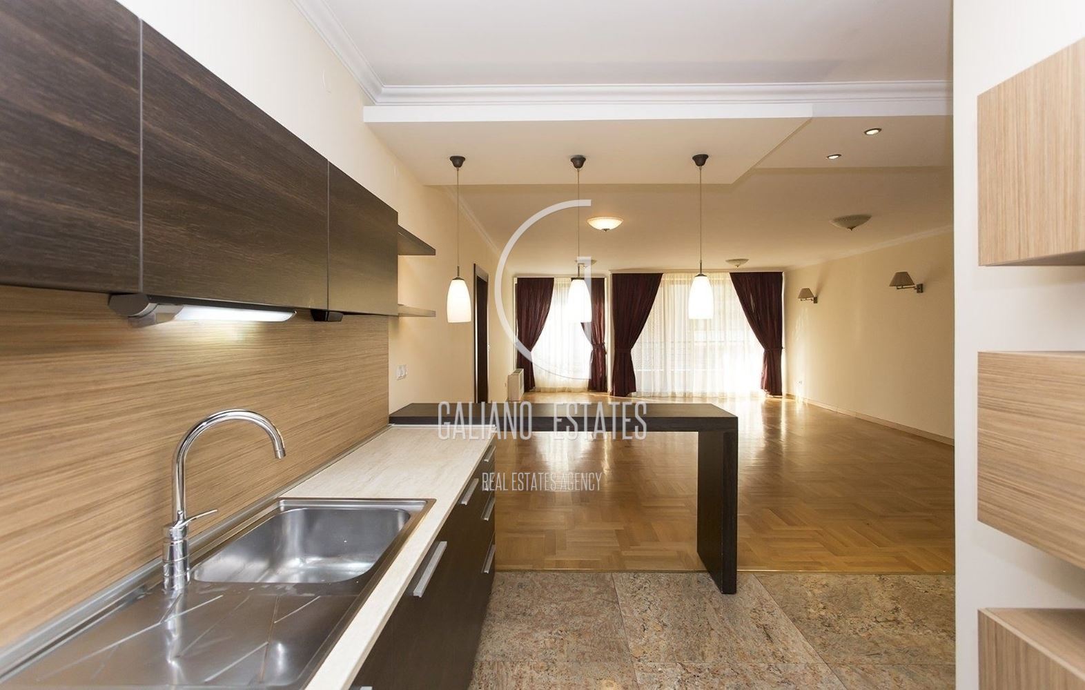 Просторен апартамент в кв.Изток - 0