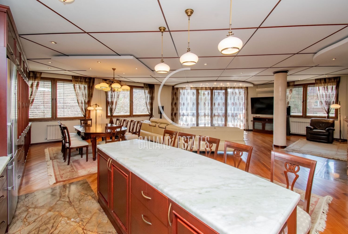 Апартамент с три спални в представителна сграда - 0