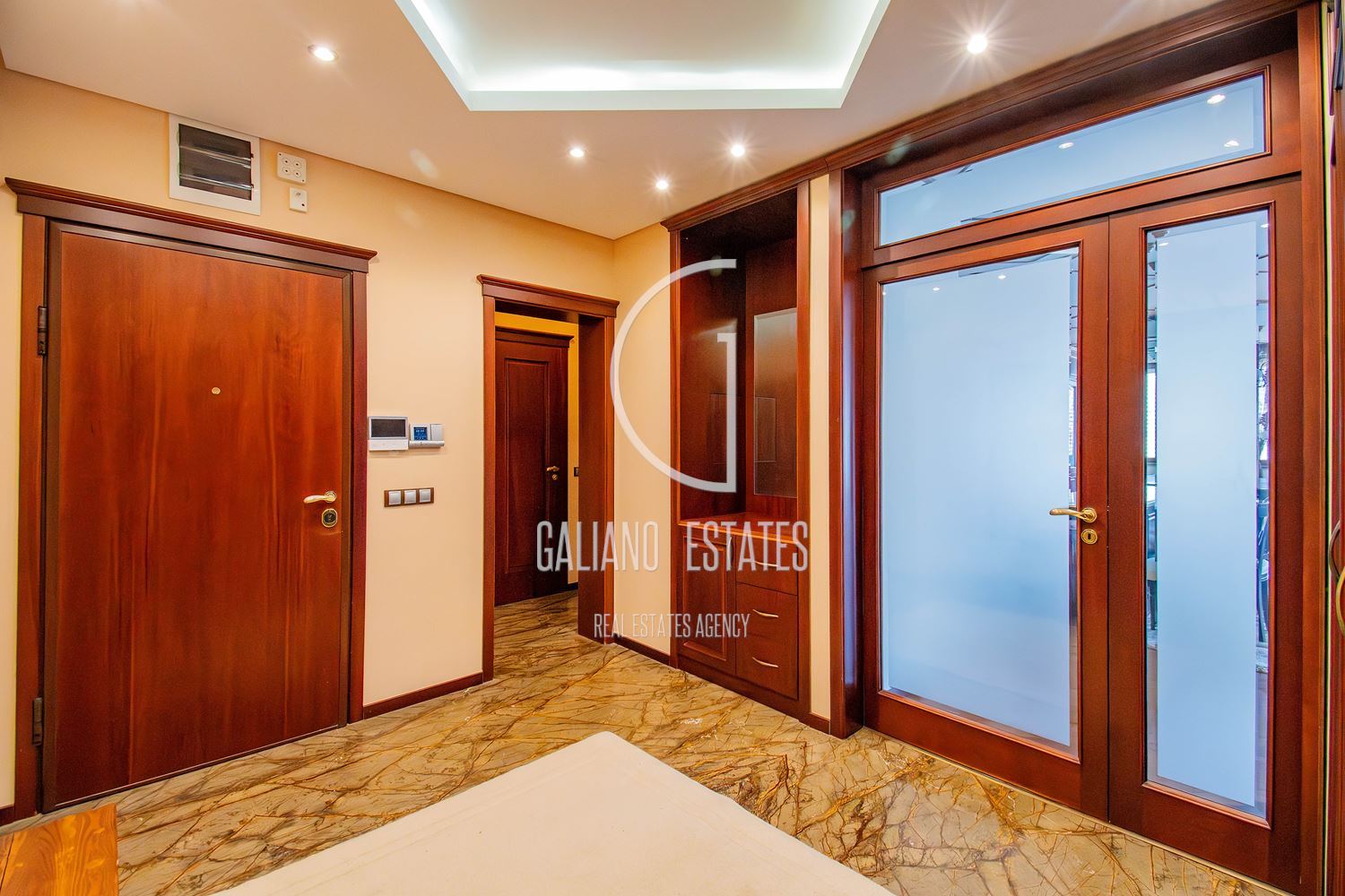 Апартамент с три спални в представителна сграда - 0