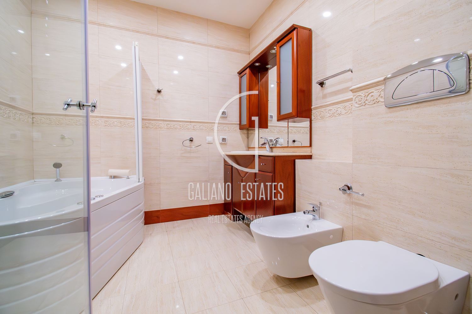 Апартамент с три спални в представителна сграда - 0