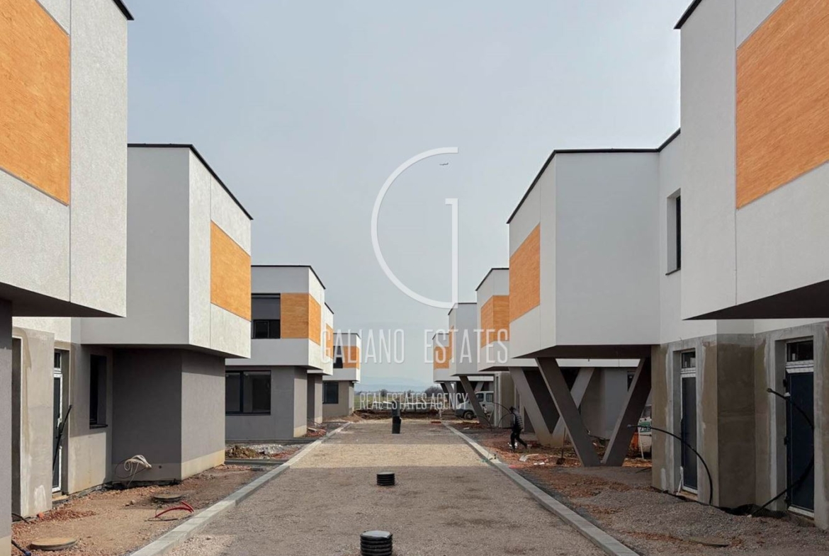 Модерна двуетажна еднофамилна къща близо до София - 0