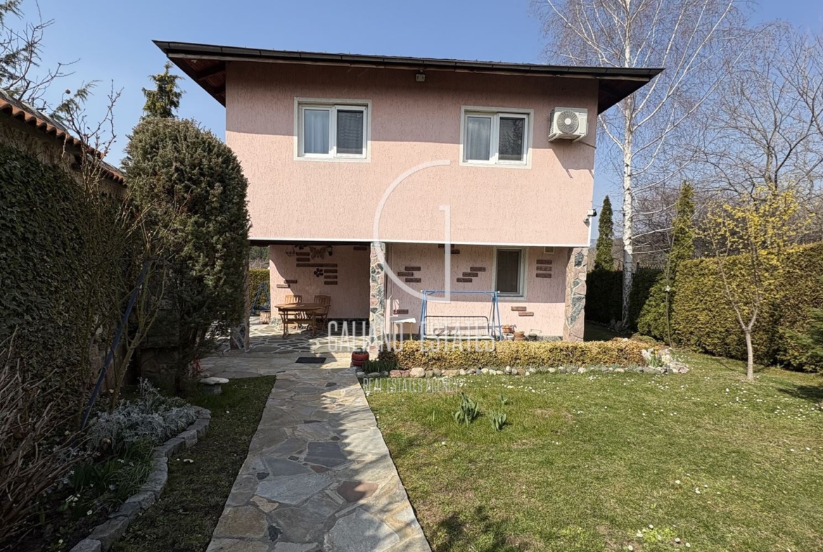 Уютна къща с панорамни гледки в с. Кладница - 0