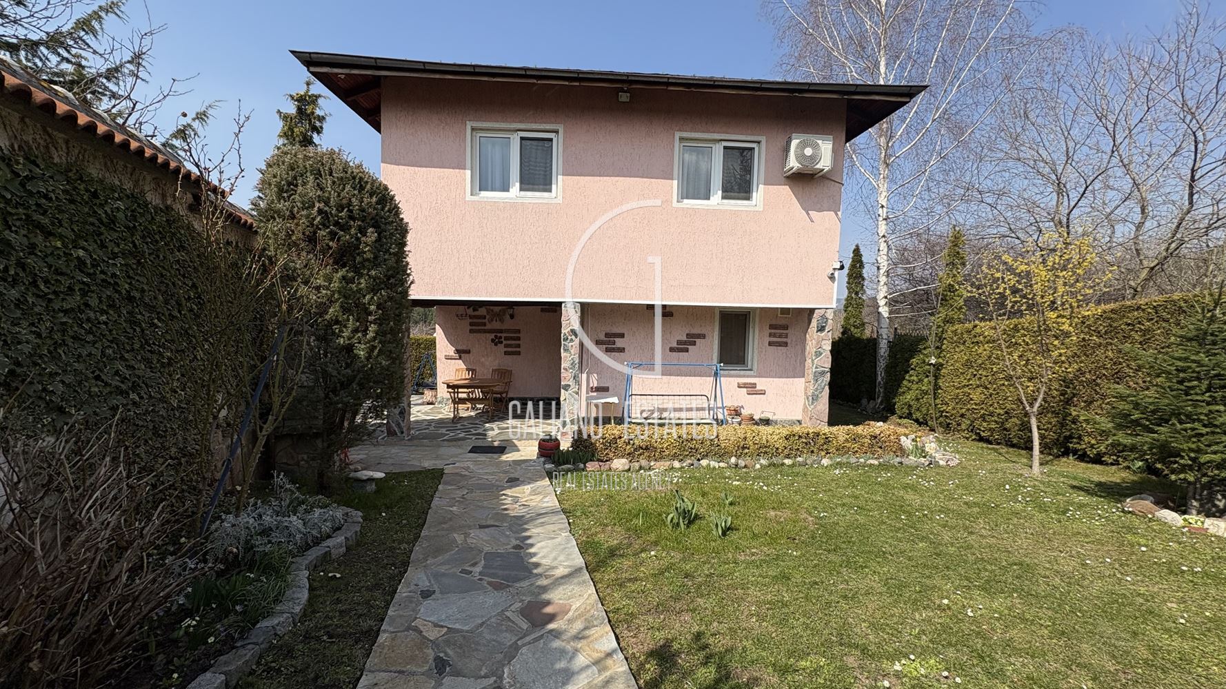 Уютна къща с панорамни гледки в с. Кладница - 0