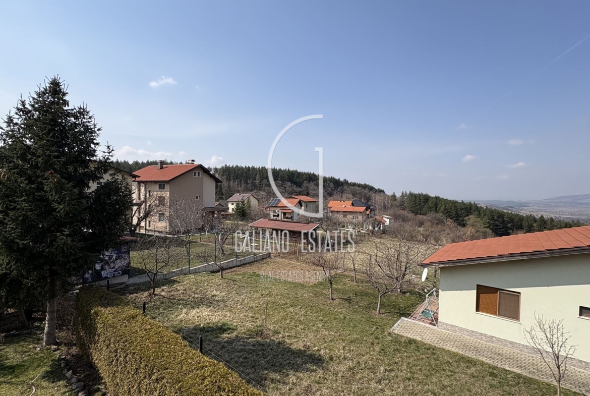 Уютна къща с панорамни гледки в с. Кладница - 0