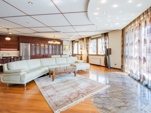 Апартамент с три спални в представителна сграда - 0