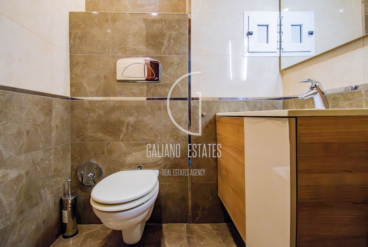 Апартамент с три спални в представителна сграда - 0