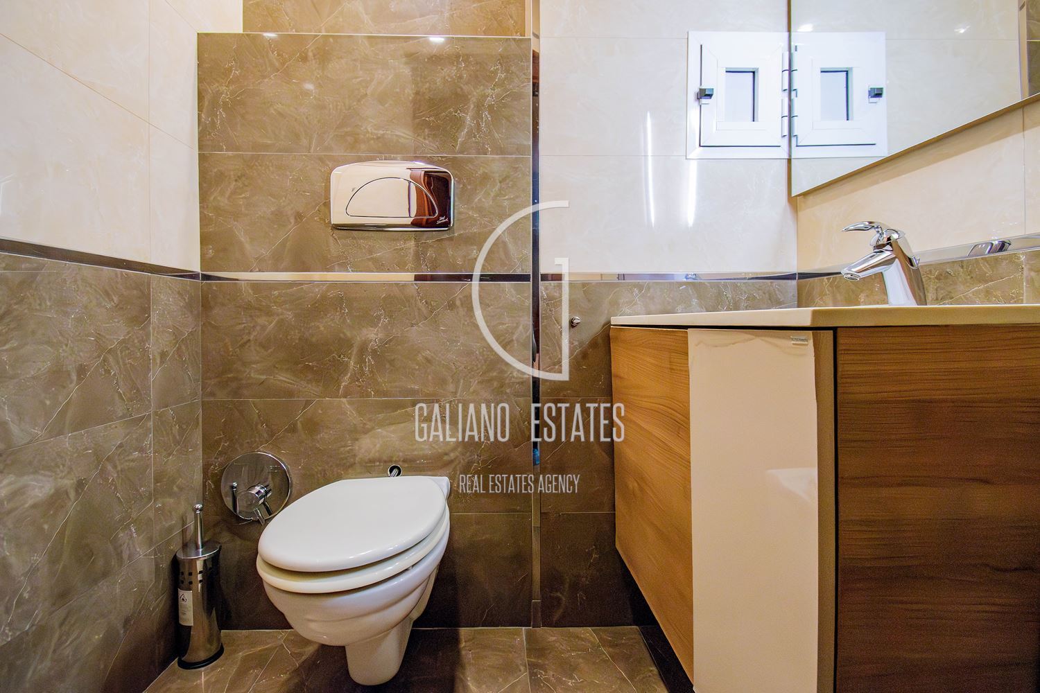 Апартамент с три спални в представителна сграда - 0