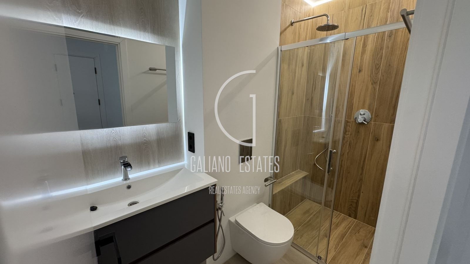 Четиристаен апартамент в Център - 0