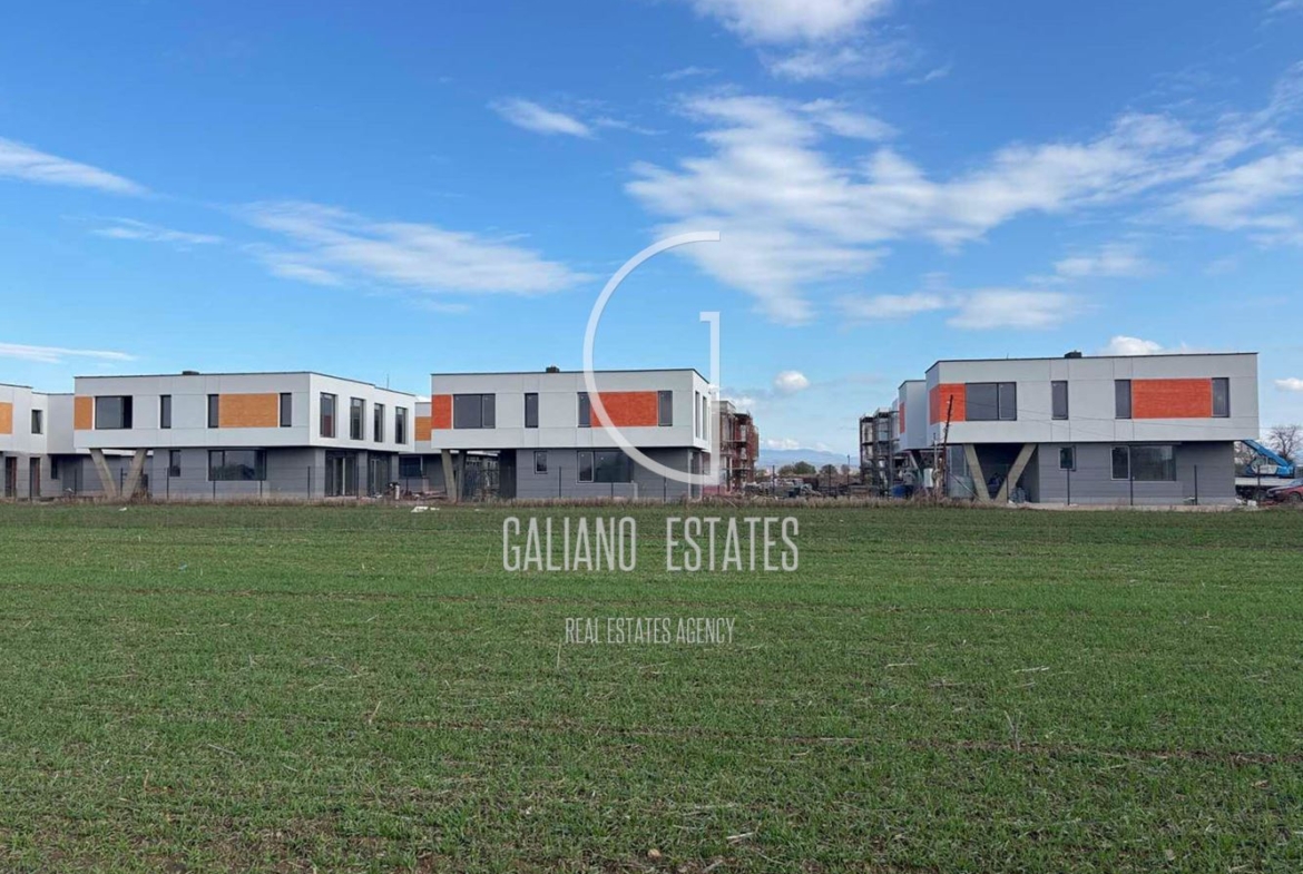 Модерна двуетажна еднофамилна къща близо до София - 0