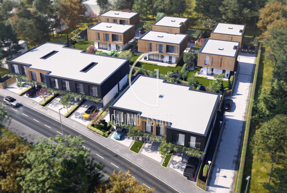 Светла семейна къща с равен двор в бутиков комплекс - 0