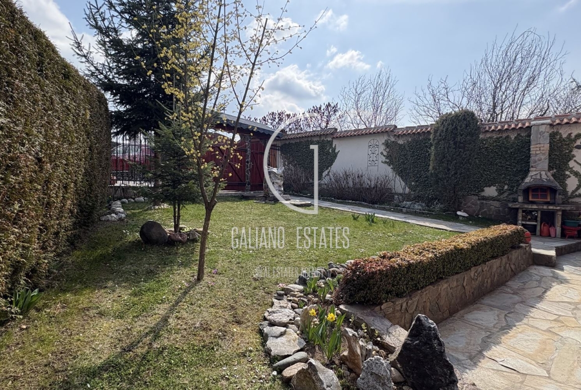 Уютна къща с панорамни гледки в с. Кладница - 0