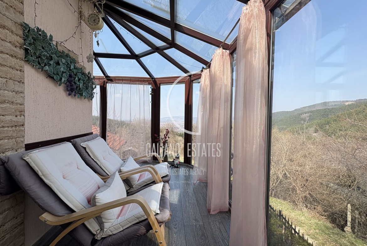 Уютна къща с панорамни гледки в с. Кладница - 0