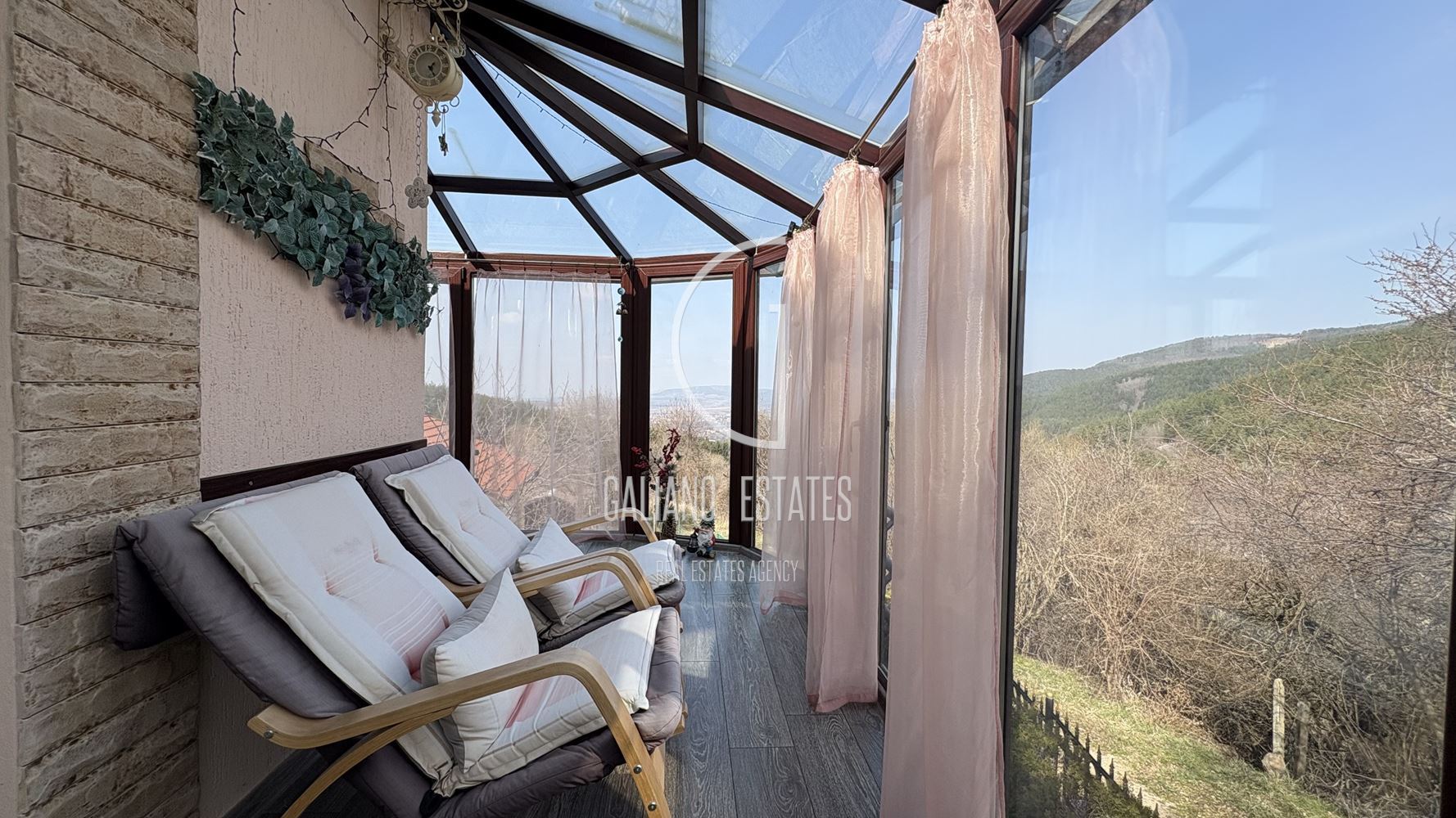 Уютна къща с панорамни гледки в с. Кладница - 0