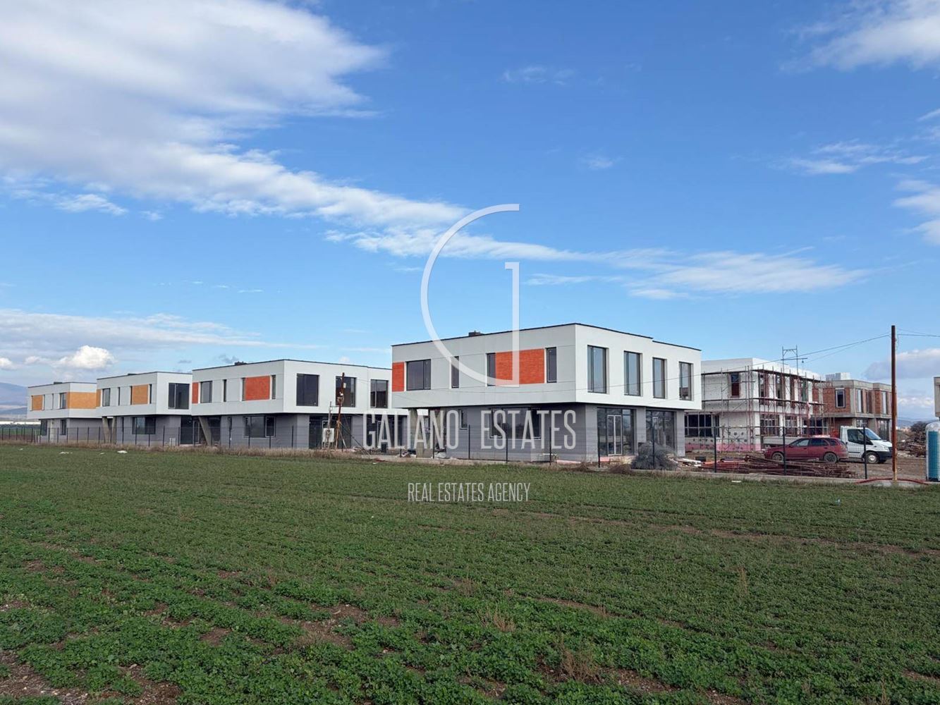 Модерна двуетажна еднофамилна къща близо до София - 0