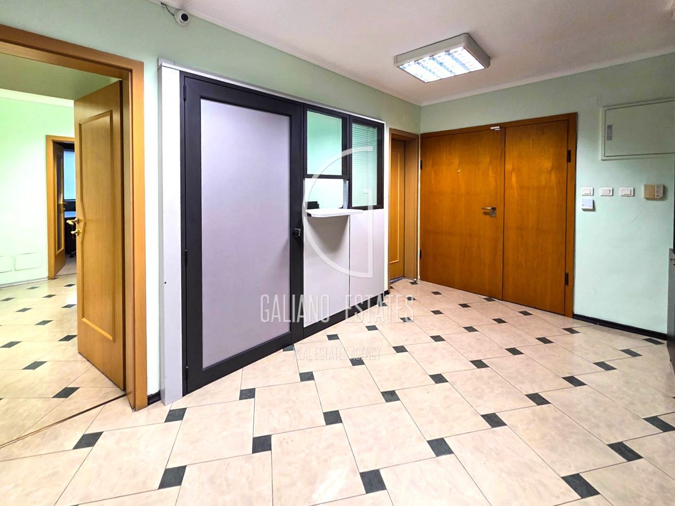 Елегантен офис с отлична локация в кв. Витоша - 0