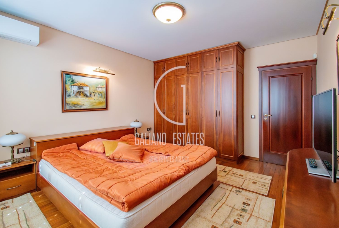 Апартамент с три спални в представителна сграда - 0