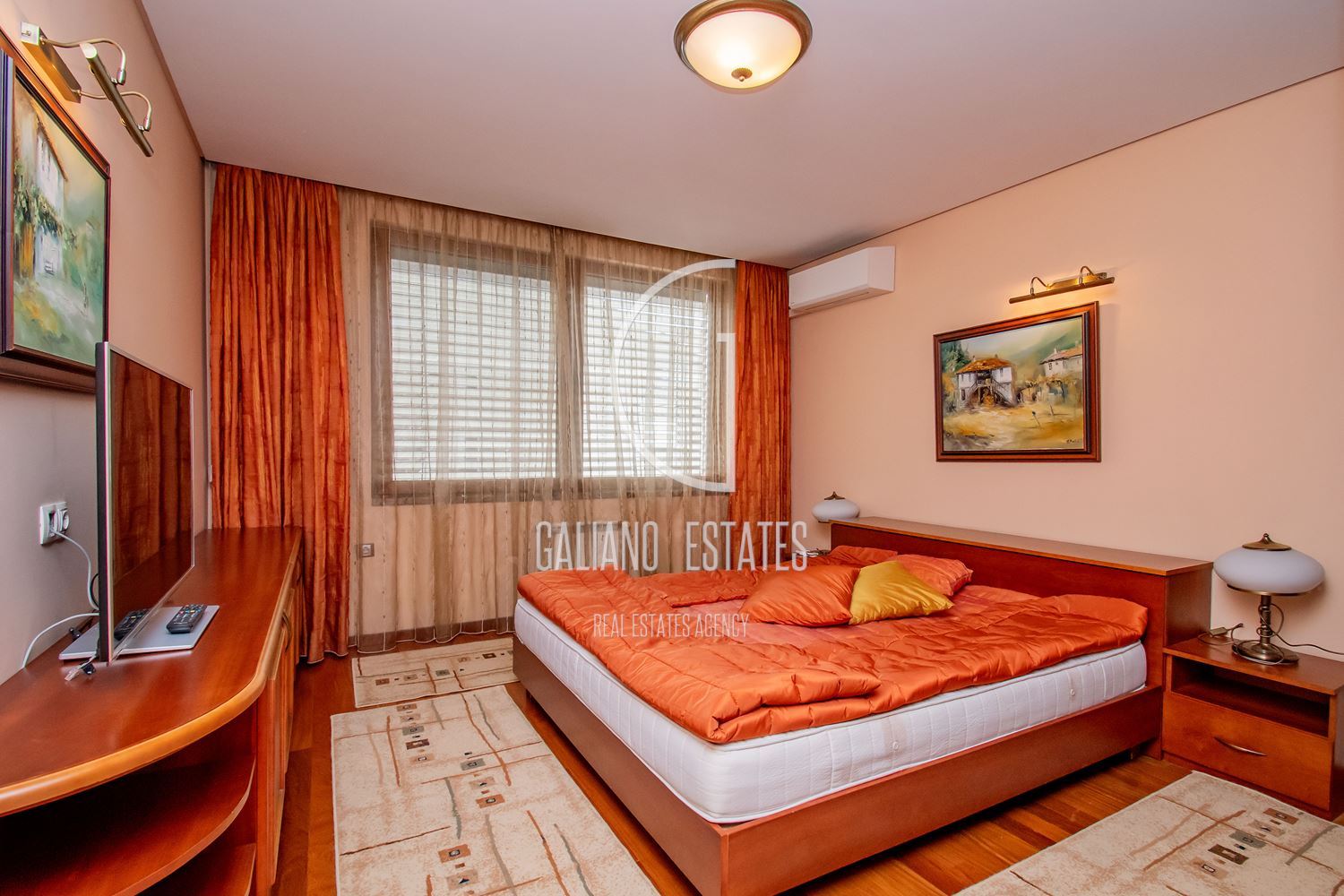 Апартамент с три спални в представителна сграда - 0