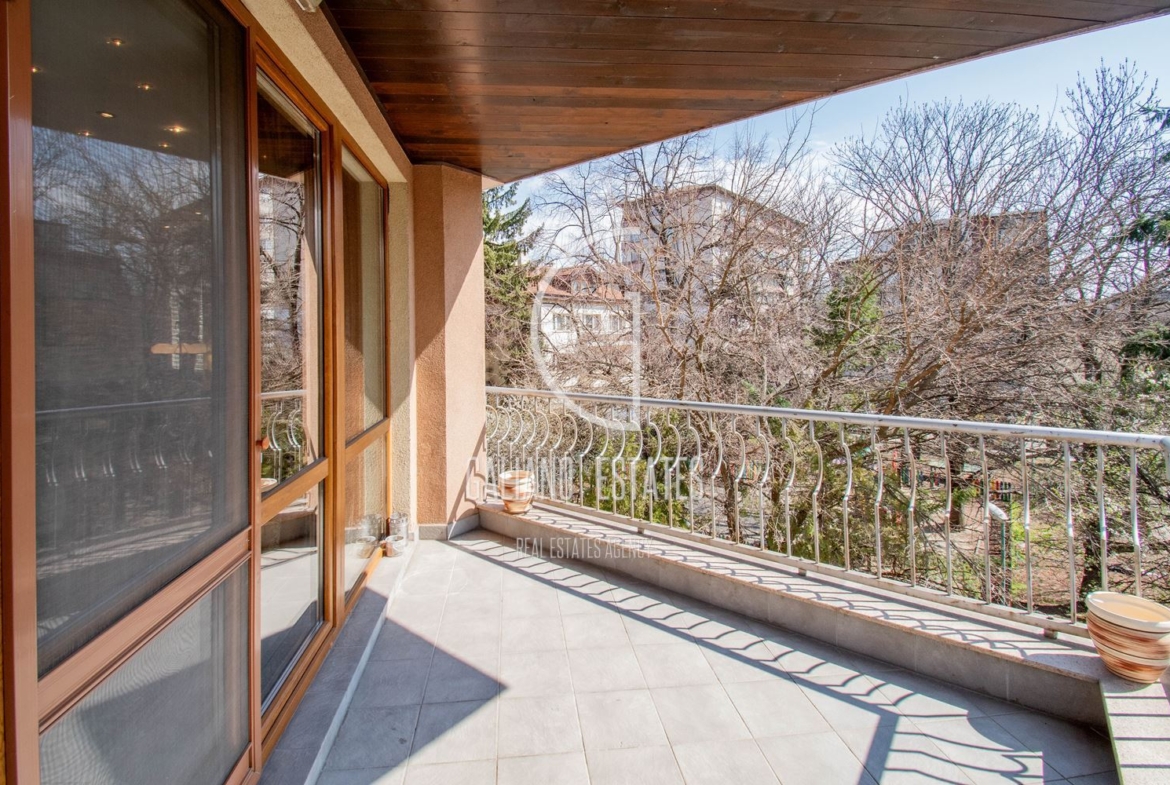 Апартамент с три спални в представителна сграда - 0