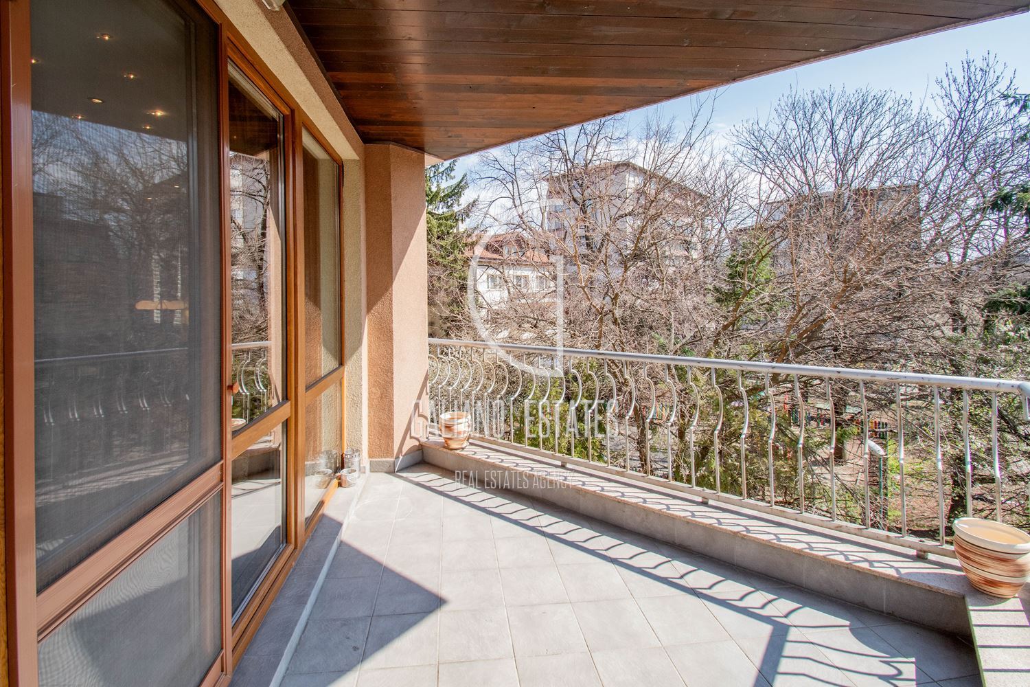 Апартамент с три спални в представителна сграда - 0