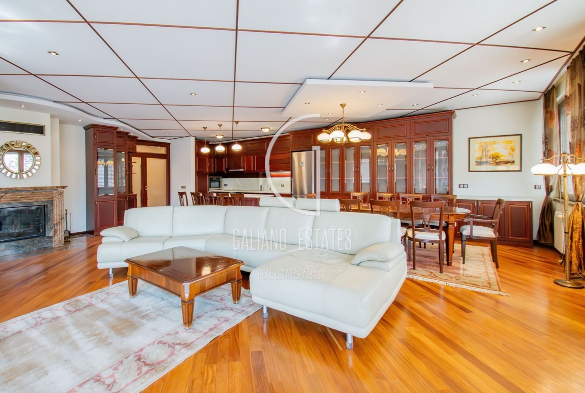 Апартамент с три спални в представителна сграда - 0