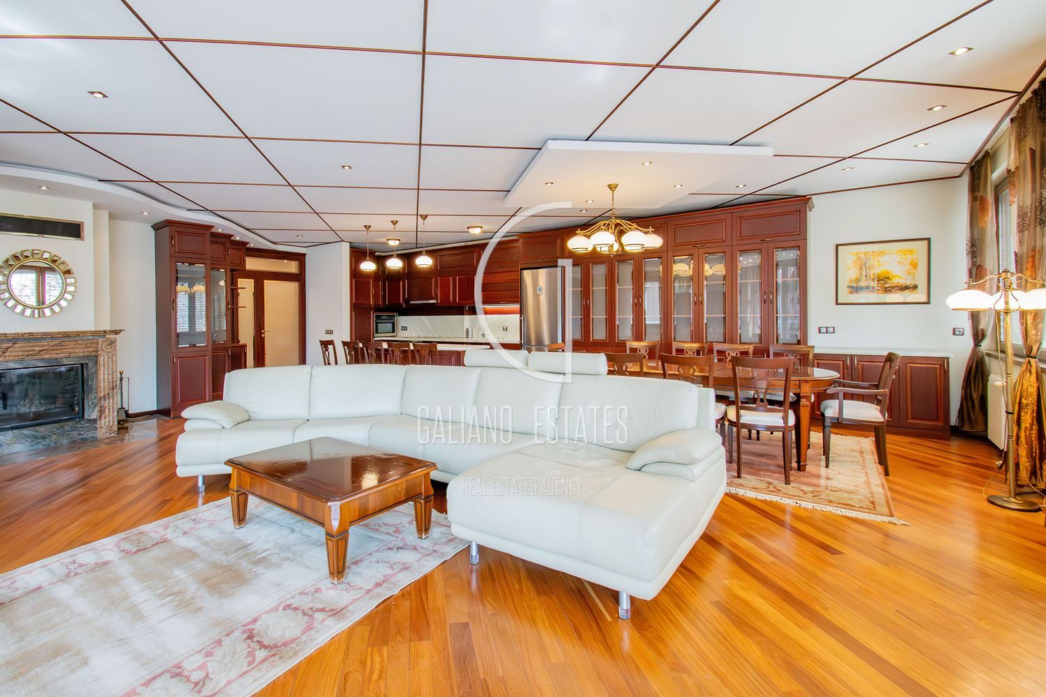 Апартамент с три спални в представителна сграда - 0