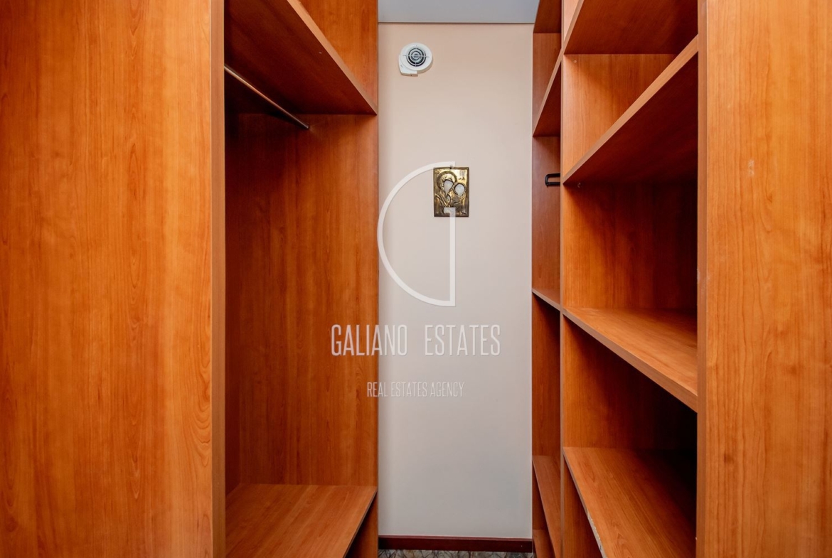 Апартамент с три спални в представителна сграда - 0