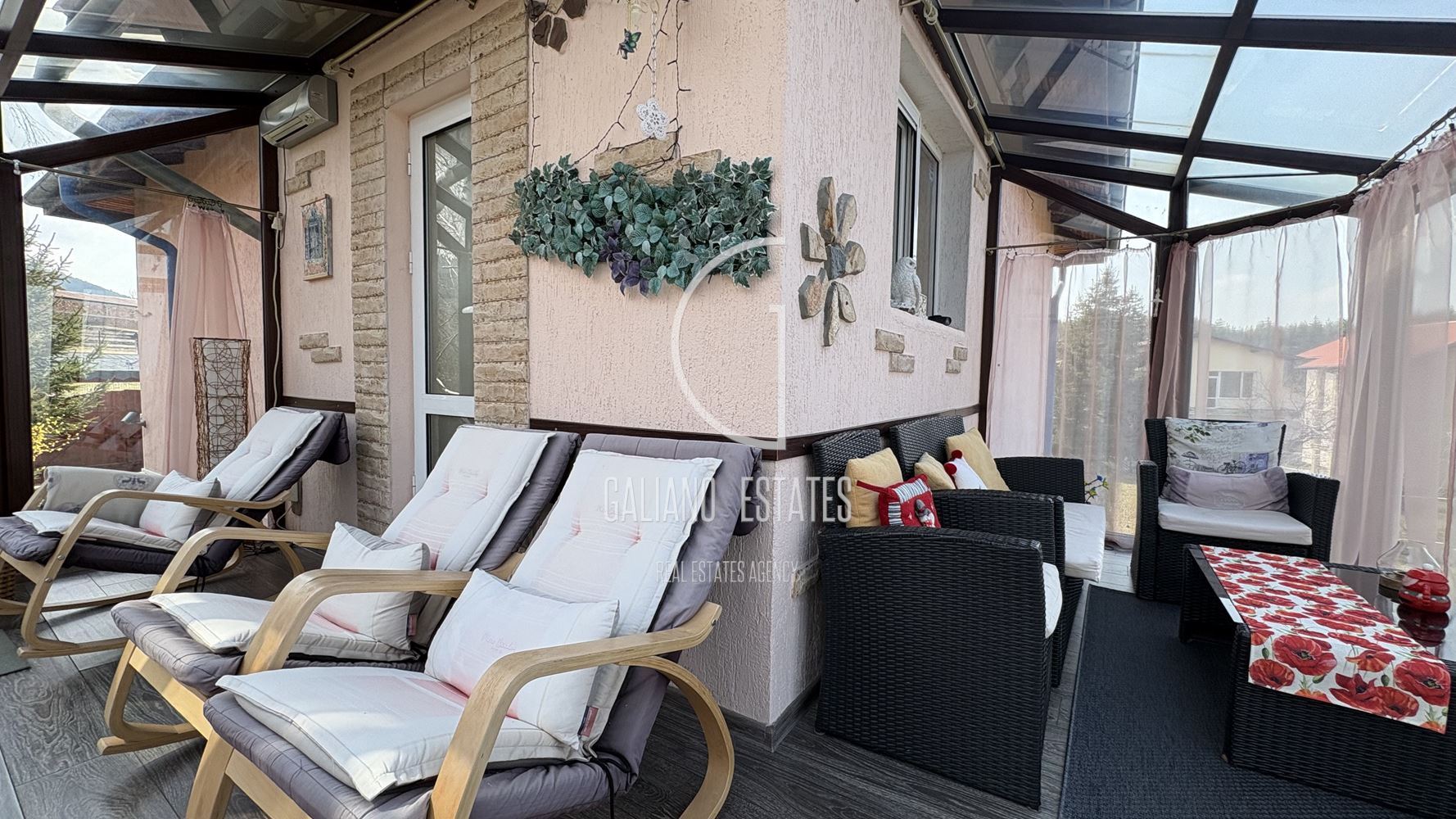 Уютна къща с панорамни гледки в с. Кладница - 0