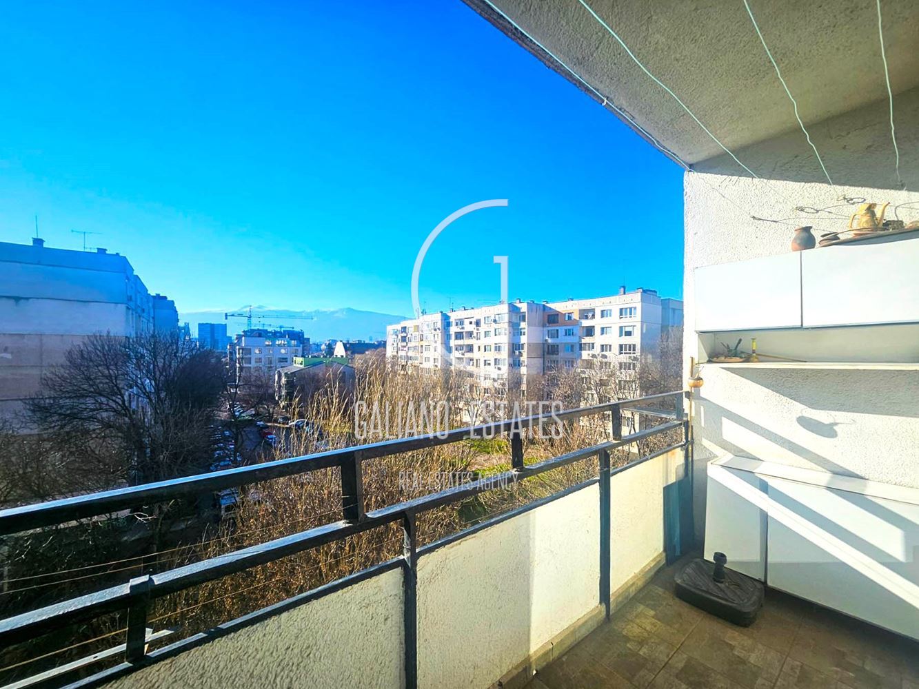 Южен двустаен апартамент в ж.к. Хаджи Димитър - 0