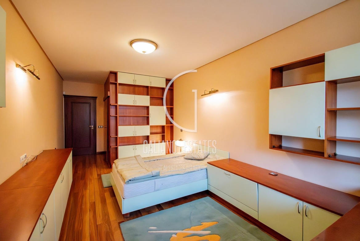 Апартамент с три спални в представителна сграда - 0