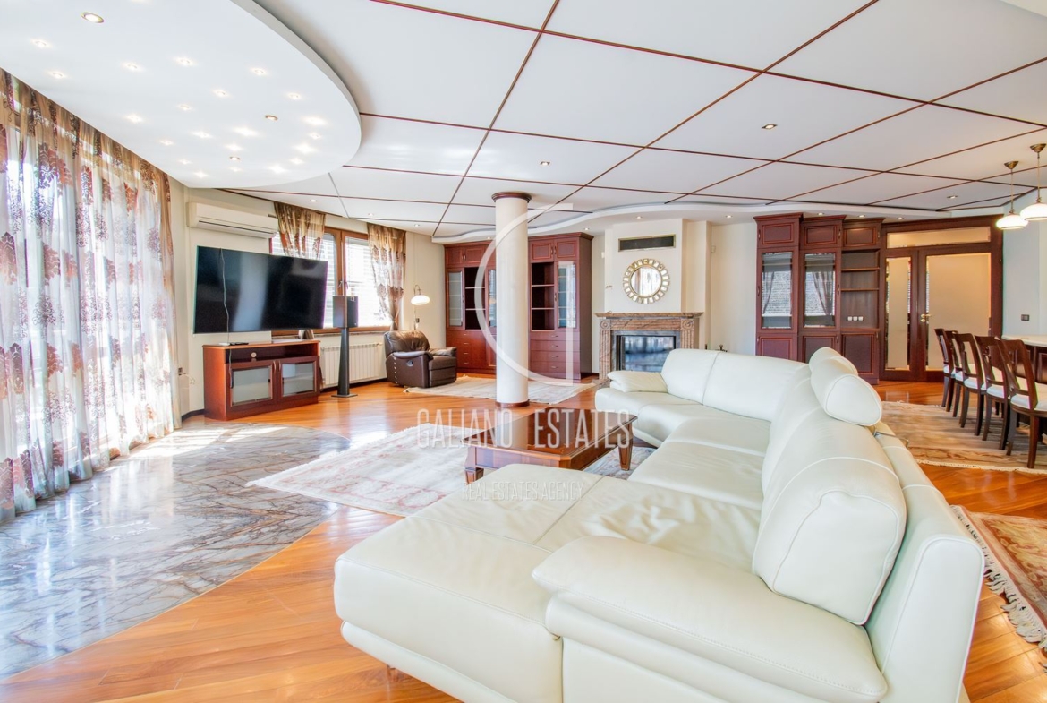 Апартамент с три спални в представителна сграда - 0